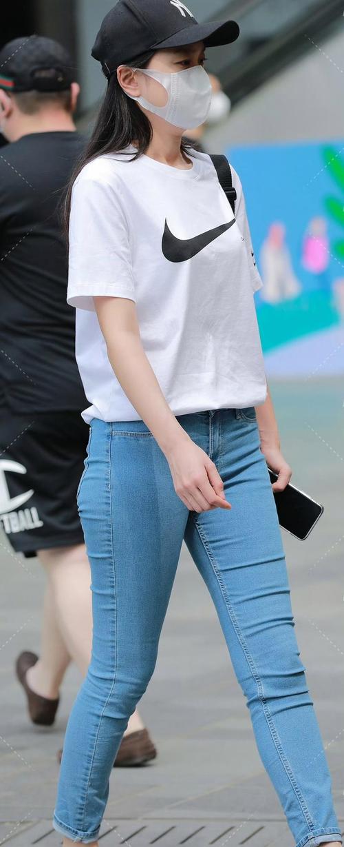 短袖配牛仔裤什么发型好看_短袖搭牛仔发型多样，衬衫裤组合显气质