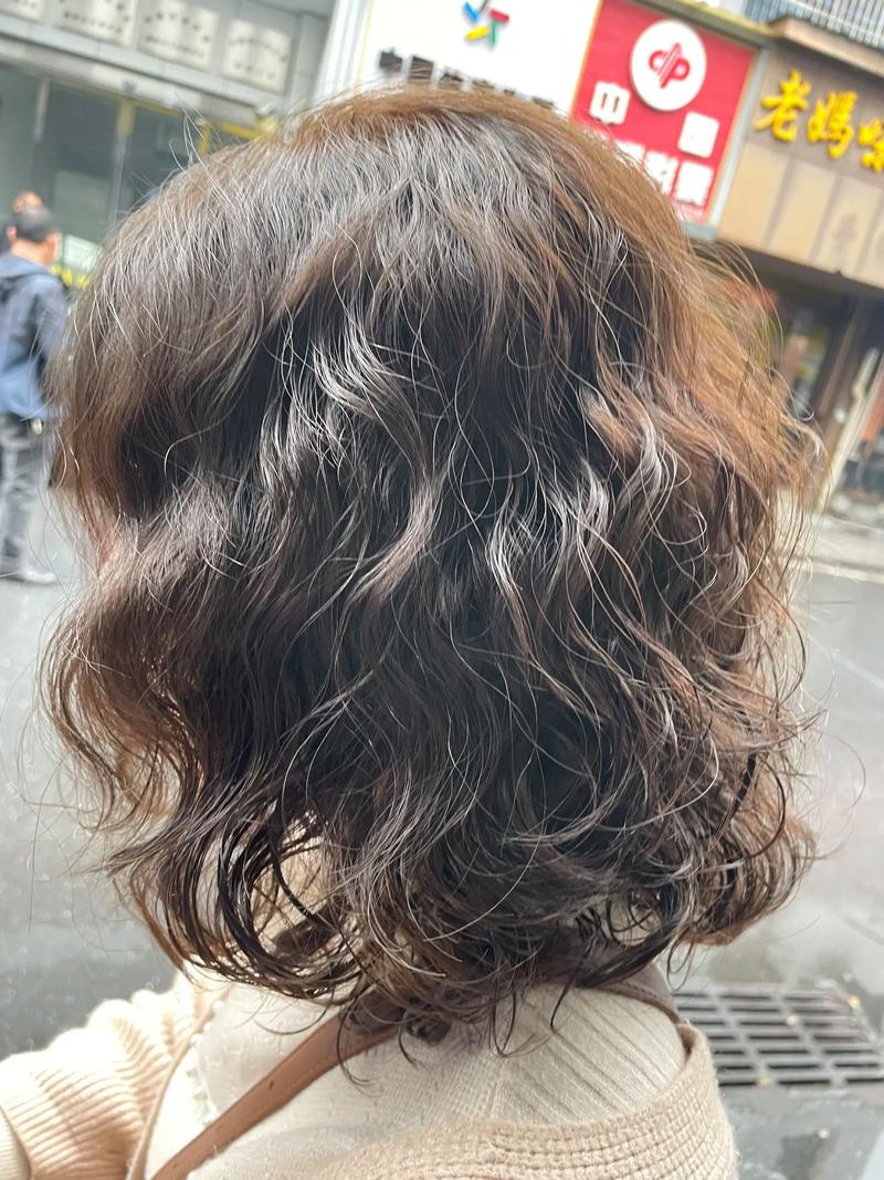 显头发多的发型_40+女性减发选洋气短发，显年轻易打理