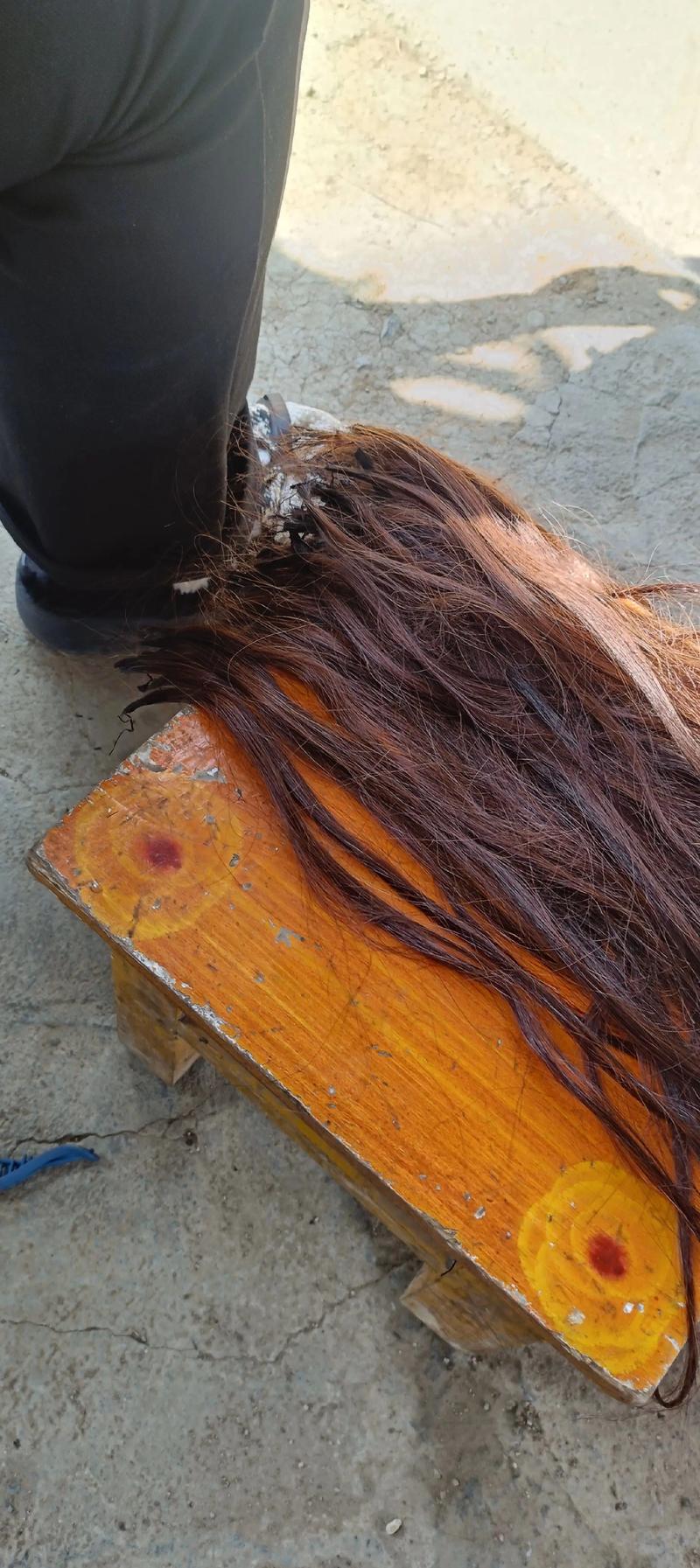 接假头发的危害_假发伤头皮?小心脱发过敏烦恼多 接假头发的危害_假发伤头皮?小心脱发过敏烦恼多