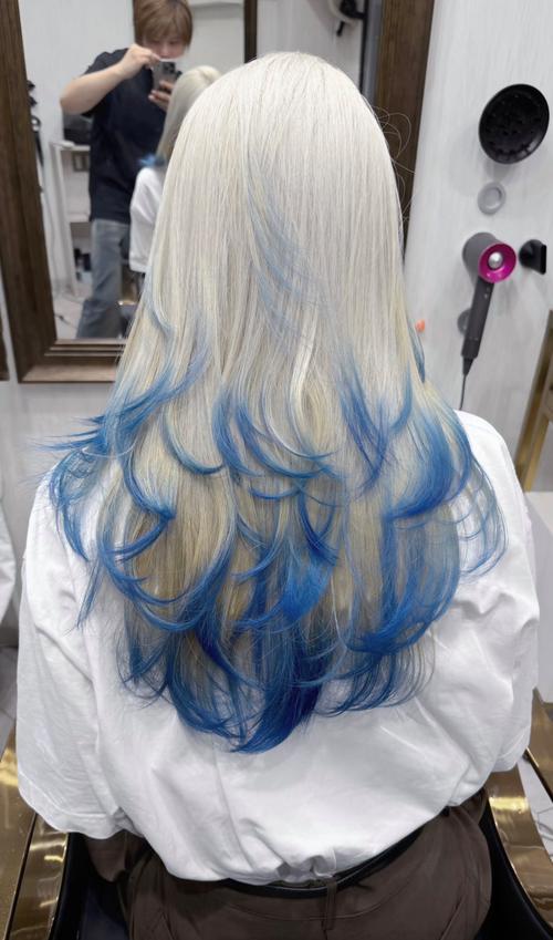 蓝白色头发_个性时尚,挑战不小 蓝白色头发_个性时尚,挑战不小