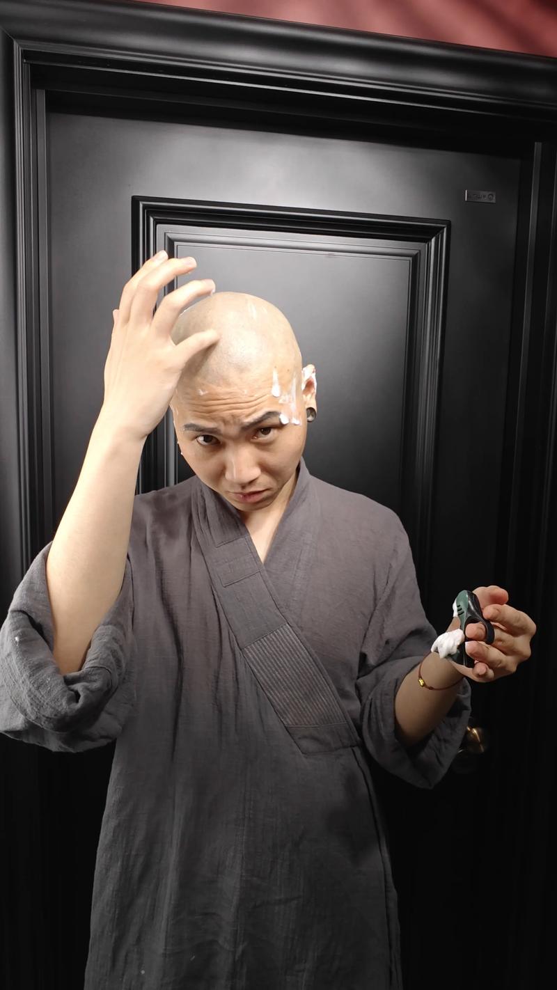 头周围剃光只留头顶是什么发型_两侧剃光中间造型的流行短发