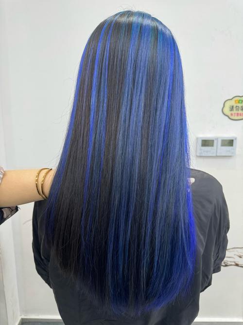 染深蓝色头发需要漂吗_染深蓝发需漂？伤发护理要跟上