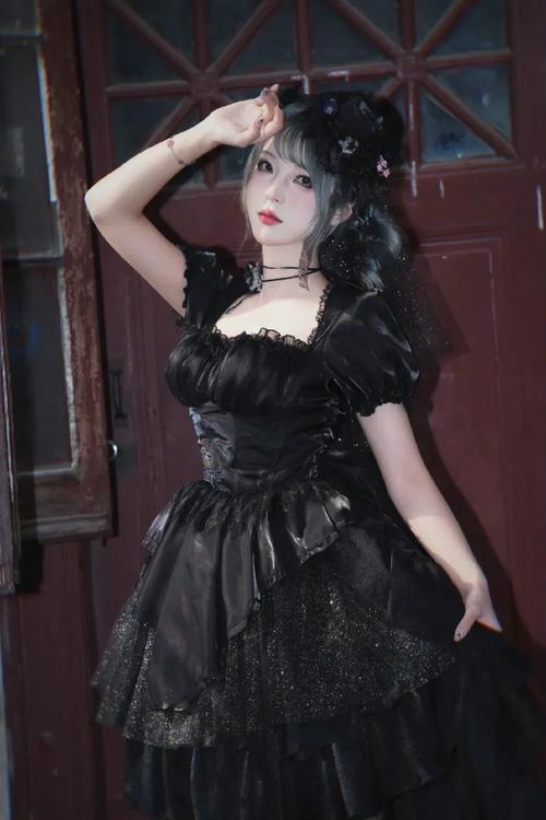 哥特风的裙子一般配什么发型_哥特裙配犄角发,阴郁又个性,造型超吸睛! 哥特风的裙子一般配什么发型_哥特裙配犄角发,阴郁又个性,造型超吸睛!