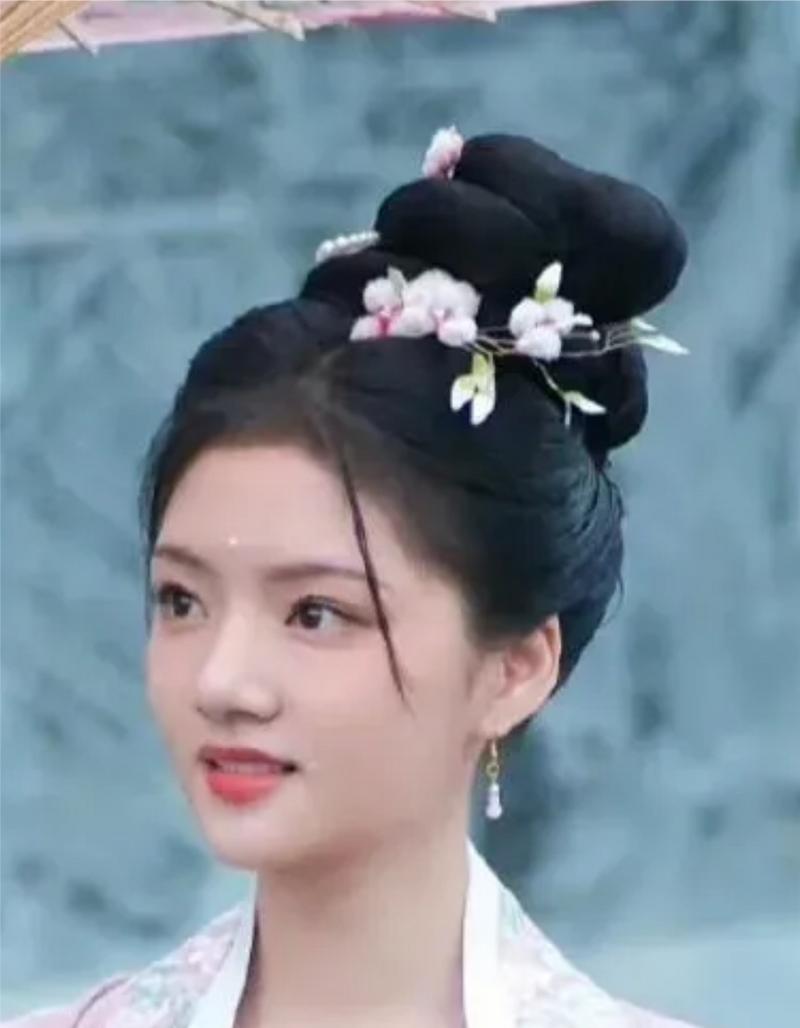 脸旁的两绺头发叫什么_个性表达与代际审美差异