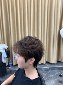 粗硬自然卷适合什么发型_自然卷发难打理？短发造型显个性！