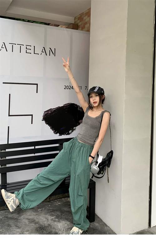 穿束腿裤时可以绑什么发型_拳击辫马尾编发，秒变时尚精