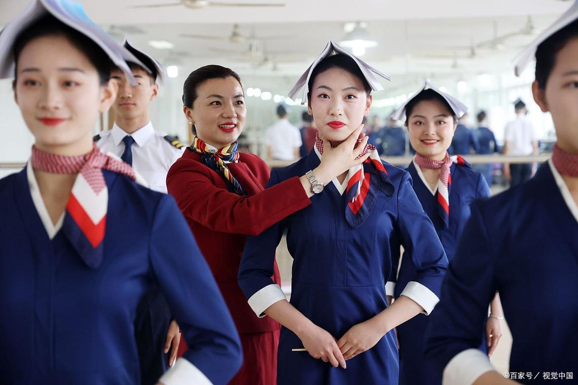 空姐鼓掌礼的正确姿势_微笑标准手势显素养