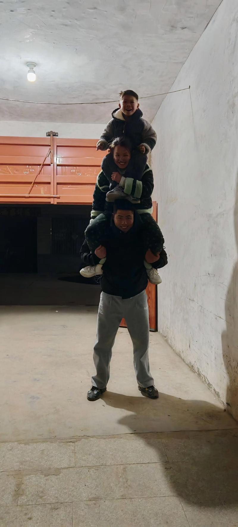 女断头骑男脖子锻炼_女子颈部柔韧骑男伴，高难度动作引关注，但需谨慎模仿