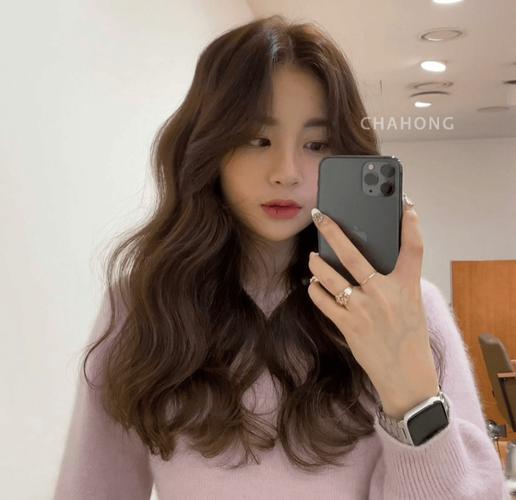 大肥脸适合什么发型_刘海卷发助你拥有精致小脸