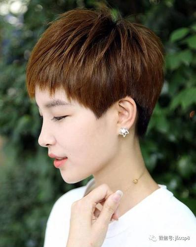 女鬓角都有什么发型好看_多款发型凸显个性与活力