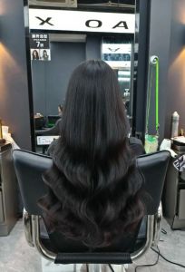 及腰长发的发型_留及腰长发，优雅自信，展现独特魅力