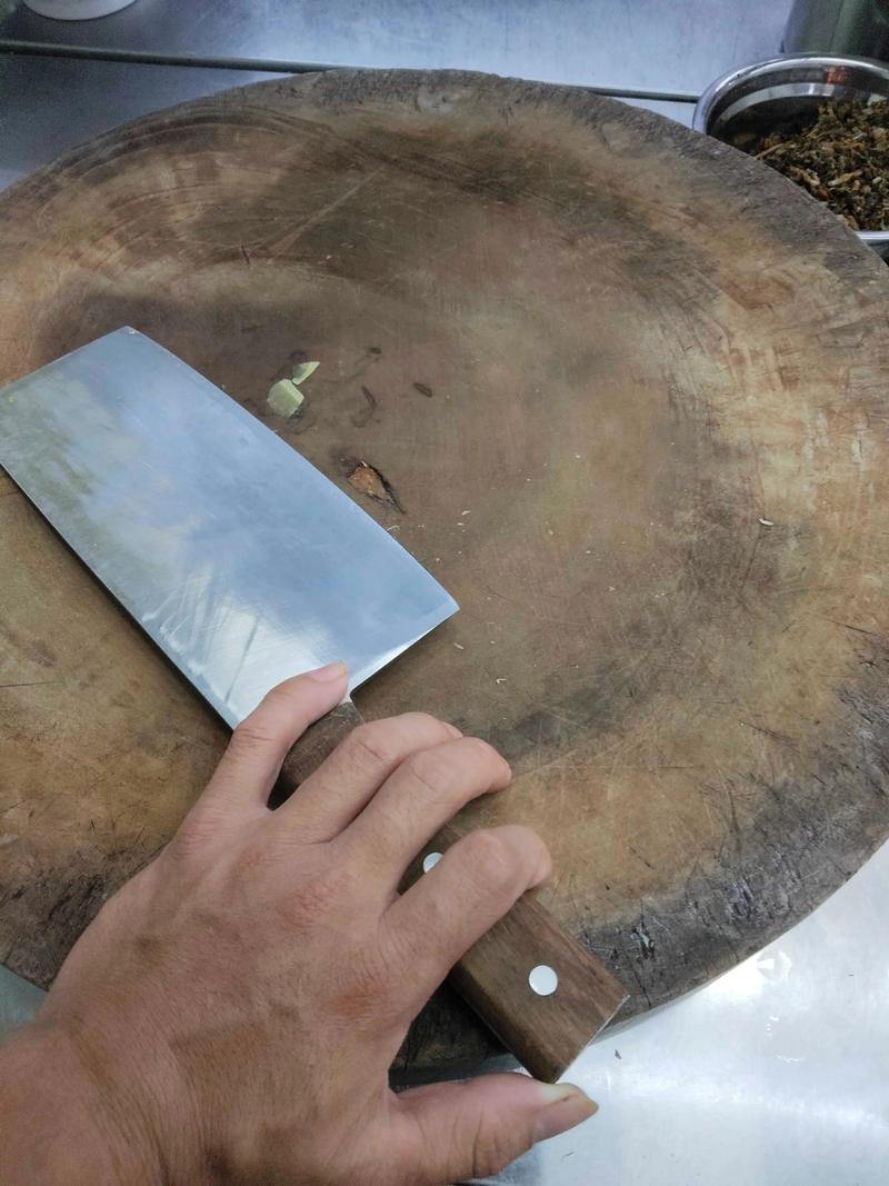 握菜刀的正确姿势_菜刀重量300-500克最舒适,握法对了更省力 握菜刀的正确姿势_菜刀重量300-500克最舒适,握法对了更省力