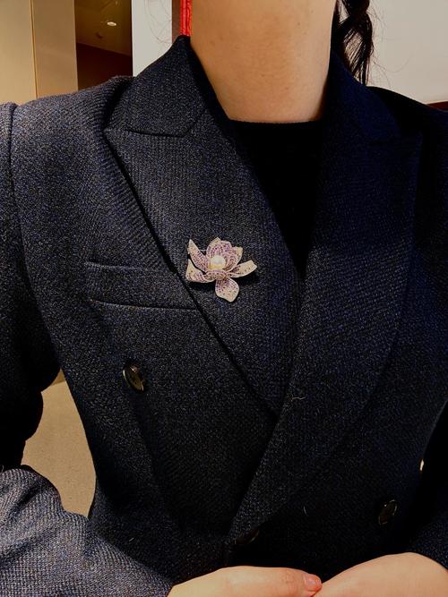 胸针放个夹子别在头发上_新颖时尚搭配，个性亮点