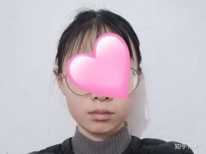 没下巴的脸适合什么发型_披肩发V领衫高光提亮显脸长