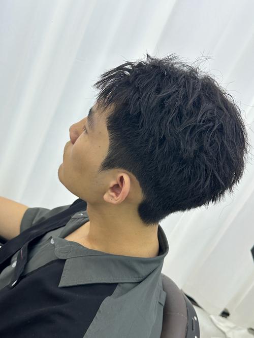 轻微自来卷男生适合发型_轻微自来卷怎么打理显时尚？