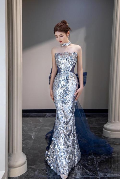 穿亮片礼服裙适合什么样的发型_中长卷发显气质