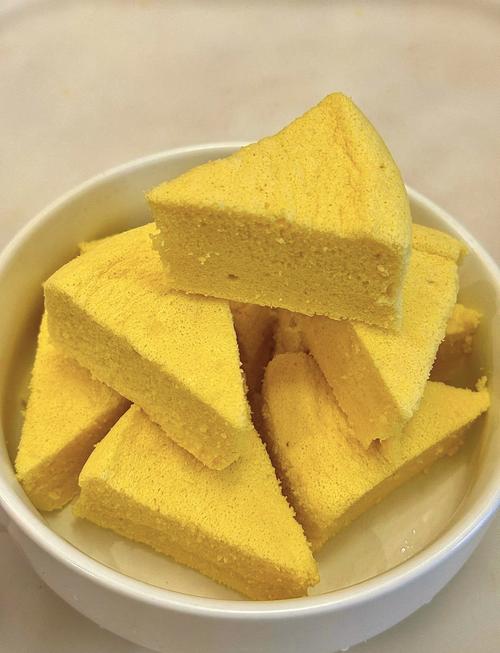 白糕怎么做才蓬松_泡米磨浆发酵蒸，牛奶桂花风味佳