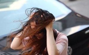 风太大发型都吹乱了_风吹乱发，自在寻乐