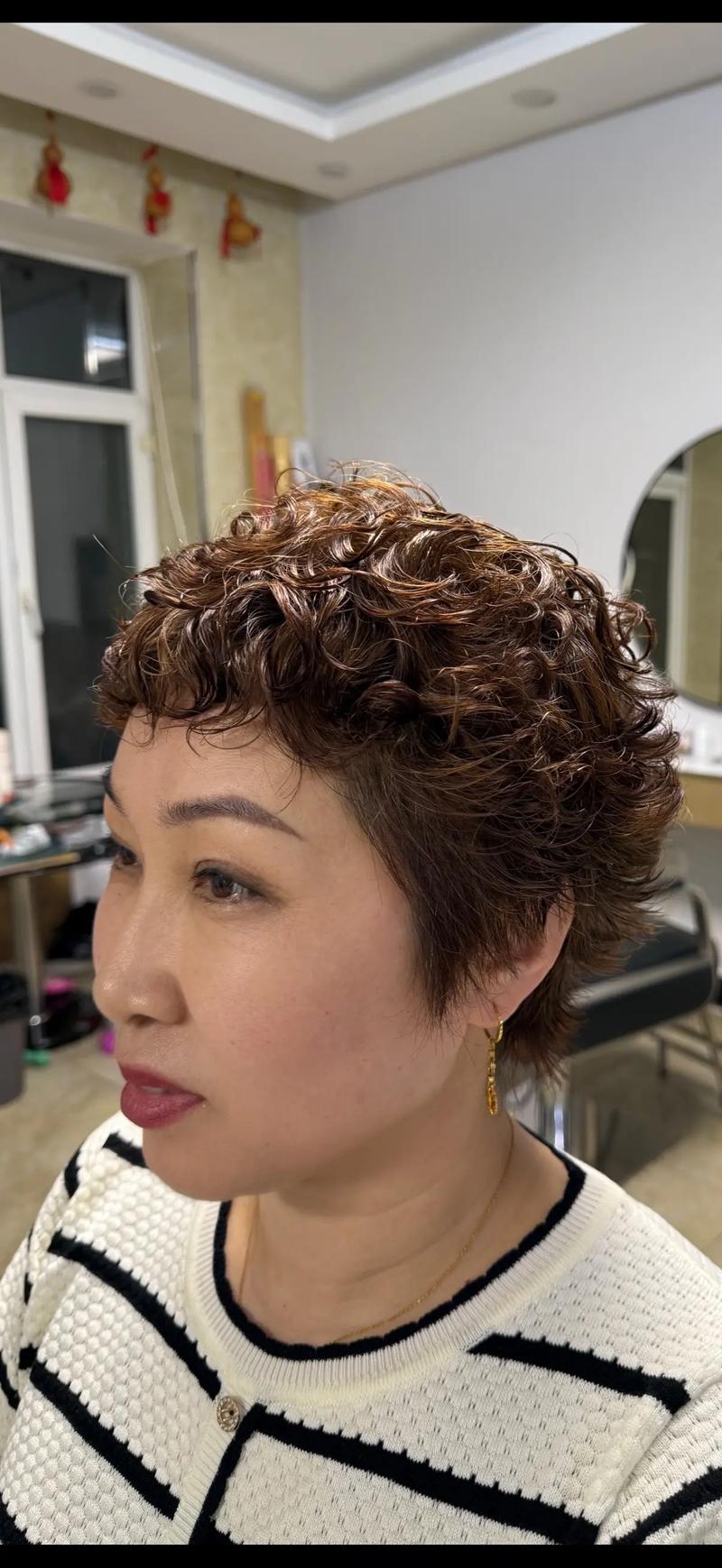 菠萝头发型_动感易打理，修饰脸型显年轻