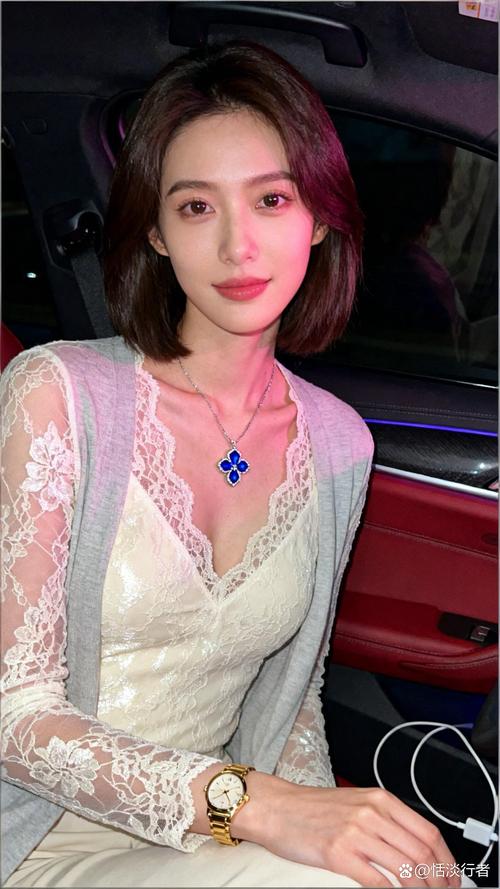 米杏色吊带裙配什么颜色外搭_杏蓝撞色裙，清爽又温柔，舒适显气质