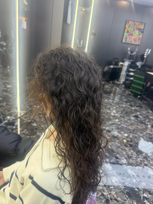 约巨蟹男出去玩去哪扎什么头发_巨蟹男爱安静约会，温柔长发女孩更配