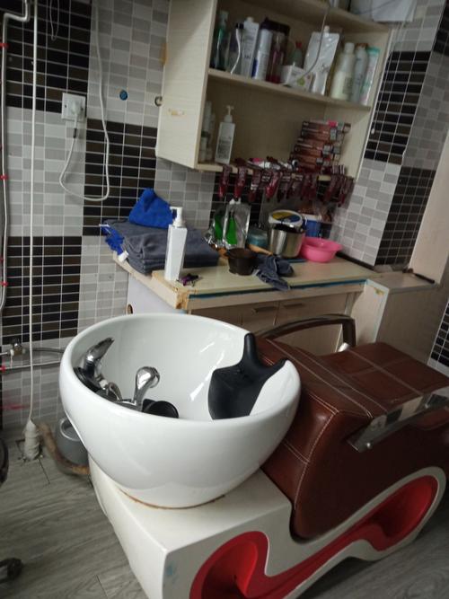 特殊发型屋 韩国_创意流动艺术，个性化定制发型师如艺术家，展现角色性格，引发社会美观念期待