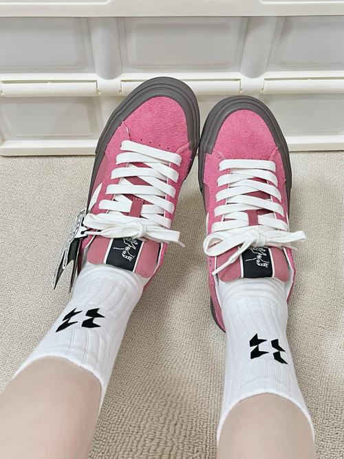 新鞋配新袜,细节提升时尚感 新鞋配新袜,细节提升时尚感