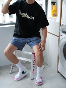 穿袜子配拖鞋很奇怪吗_穿袜配拖鞋当潮流，舒适实用成时尚！