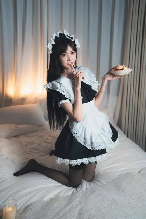 正宗女仆装的内搭是什么_白衬衫黑百褶裙，甜美与性感的融合