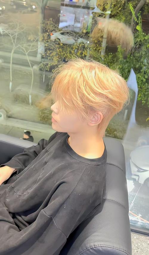 深金色头发_低调高级显气质，时尚百搭探索美