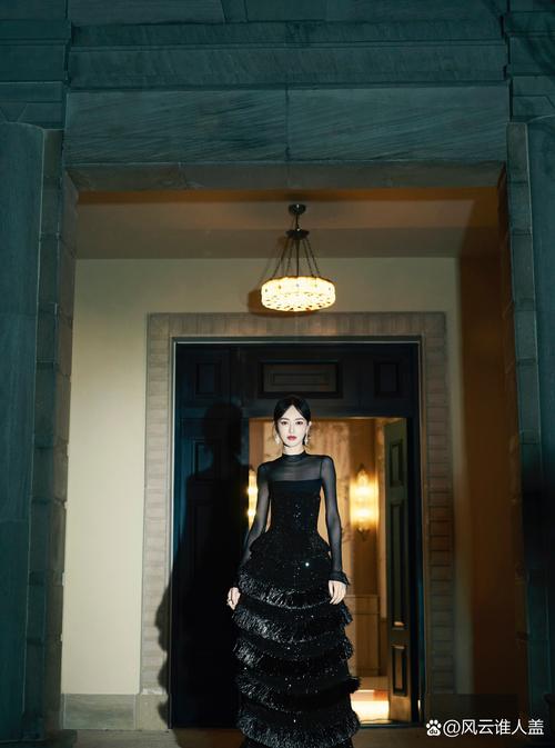 黑纱裙搭配_黑纱裙多风格穿搭，轻松搞定！