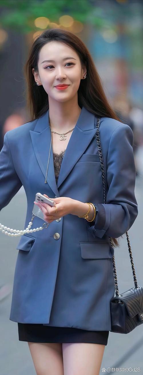 雾蓝色上衣配什么颜色裤子_雾蓝上衣配米黑灰咖裤,秋冬时尚多变 雾蓝色上衣配什么颜色裤子_雾蓝上衣配米黑灰咖裤,秋冬时尚多变