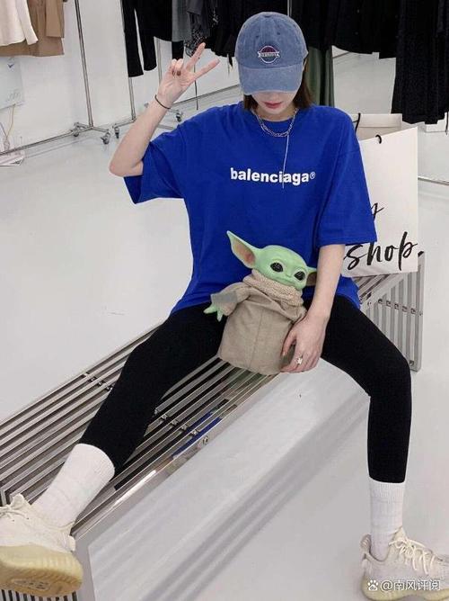 月兰色t恤搭配什么颜色裤子_月兰T恤搭白裤清爽，配黑灰牛仔裤随性，卡其色知性大方