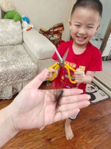 外甥给舅舅拜年剪头发_舅舅剃头外甥给红包，正月理发并非死舅