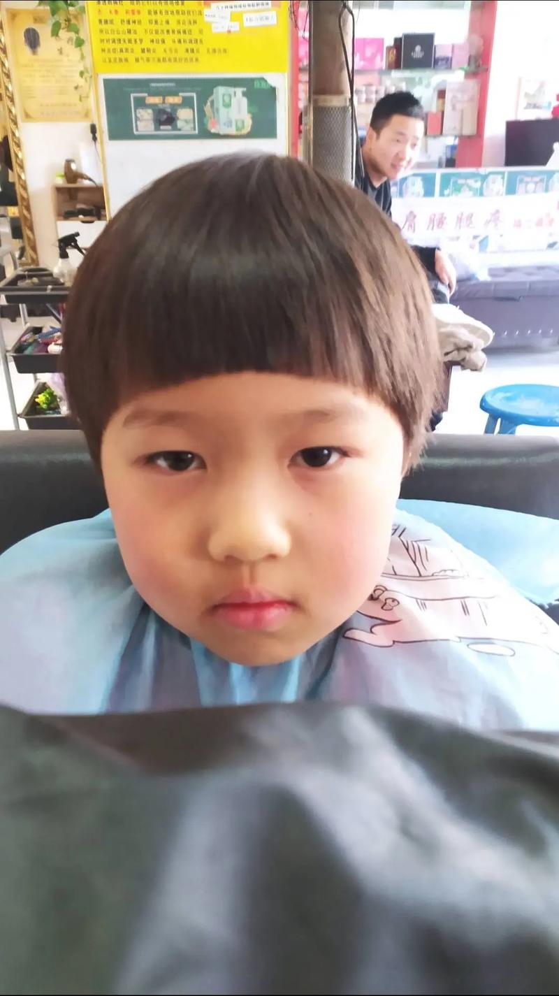 圆弧形齐刘海_圆弧刘海显可爱，脸型不同选不同