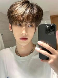 微中分碎盖发型女生_微分碎盖短发，时尚利落显年轻