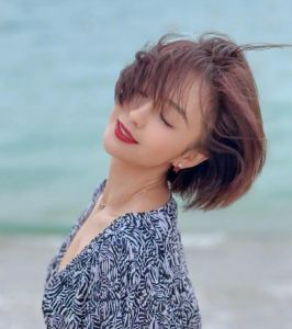 佟丽娅清爽短发帅气亮相_佟丽娅超短发惊艳！自信飒爽展时尚力