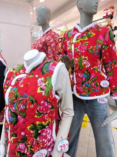 东北大棉袄红配绿款_东北棉袄红绿配爆火!时尚又保暖,成新潮流 东北大棉袄红配绿款_东北棉袄红绿配爆火!时尚又保暖,成新潮流