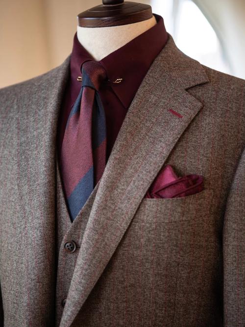 红褐色西服搭配_红褐西装百变穿搭，优雅随性随心配