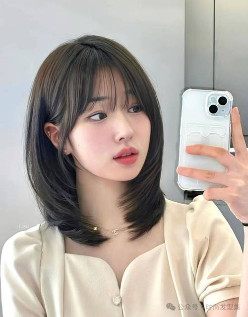 夏秋交替的季节适合什么发型_清爽保暖，颜色层次新搭配