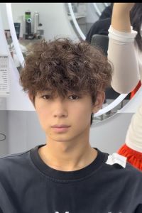 金斯利同款发型_优雅潮流，莱斯利卷展现魅力