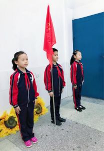 掌持队旗的姿势分为_持扛端姿势详解