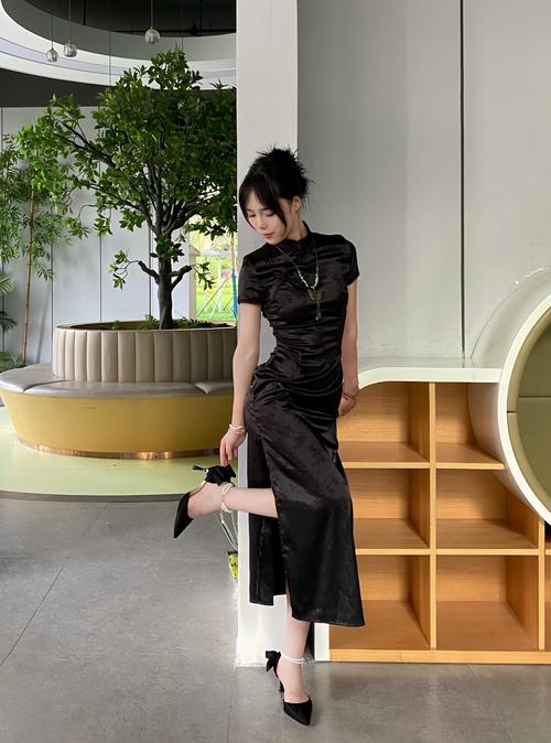 穿改良旗袍配什么鞋子_缎面穆勒玛丽珍,穿出高级感! 穿改良旗袍配什么鞋子_缎面穆勒玛丽珍,穿出高级感!