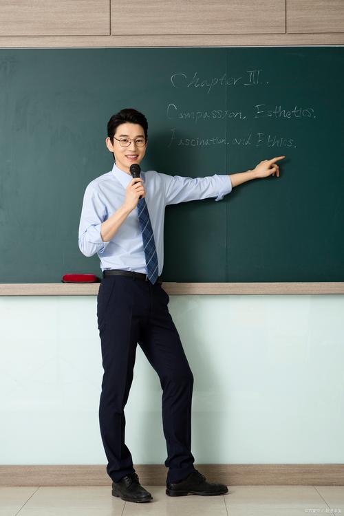 男教师面试服装搭配_简洁素雅显专业