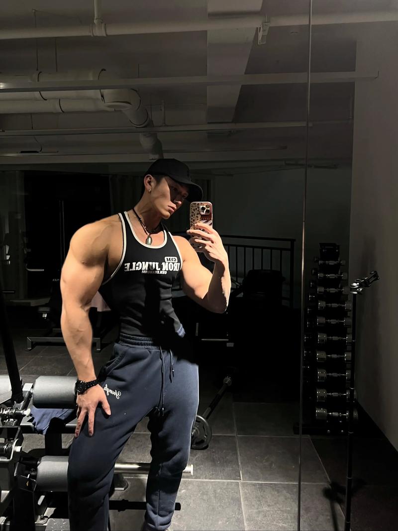 双开门身材要练多久_头小肩宽腰细，锻炼三角肌打造理想身材