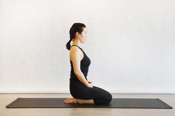 跪坐甩肩要领_跪坐甩肩练肩力，舞者必备！