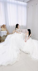 帮新娘和闺蜜正常穿搭_闺蜜婚礼穿什么？稳重优雅不出错！