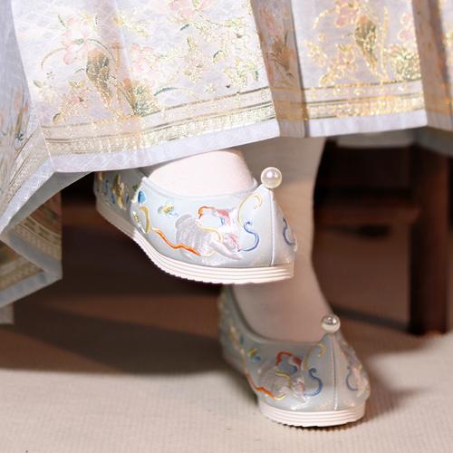 配汉服的鞋子叫什么_汉服配小皮鞋，传统又时尚！