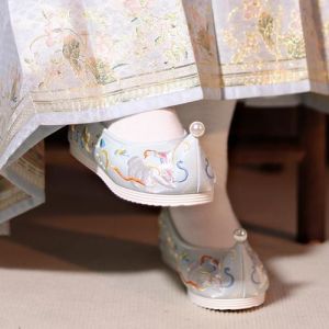 配汉服的鞋子叫什么_汉服配小皮鞋，传统又时尚！