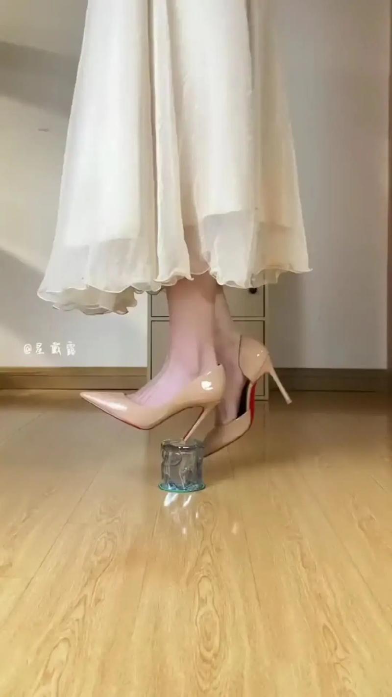 脚底不好看适合什么样高跟鞋_好穿的宽楦高跟鞋,修饰脚型又舒适 脚底不好看适合什么样高跟鞋_好穿的宽楦高跟鞋,修饰脚型又舒适